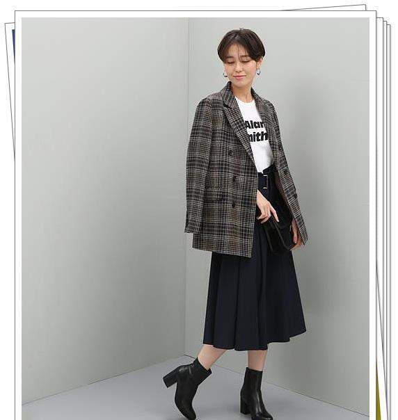 一条长款喇叭形海军蓝半身裙,搭配短靴很平衡.