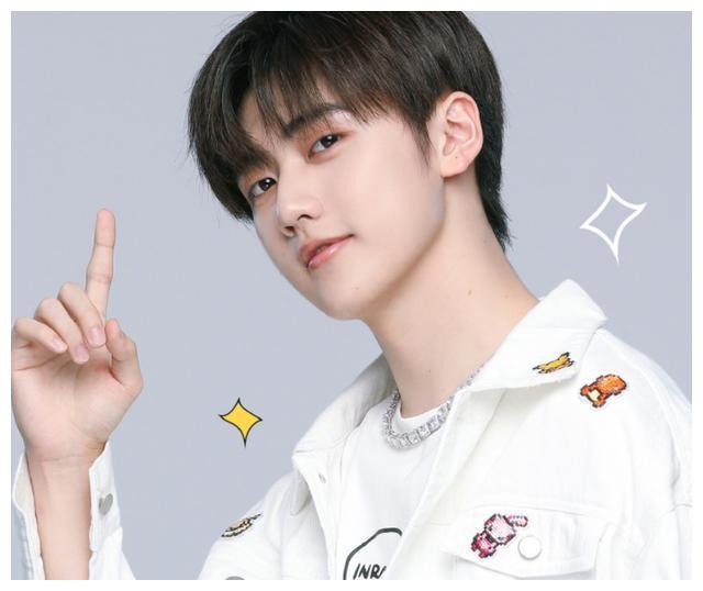 北电20级大合照曝光，张子枫一眼认出，后面两位男生也是老熟人休闲区蓝鸢梦想 - Www.slyday.coM