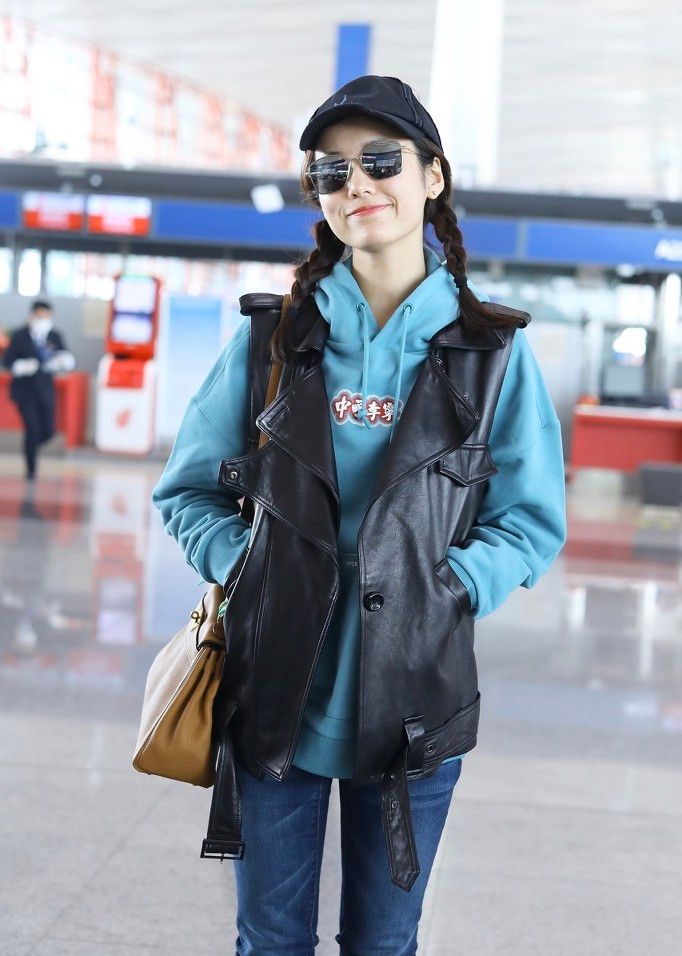 吕一梳着双马尾现身 对镜头比心甜美可人