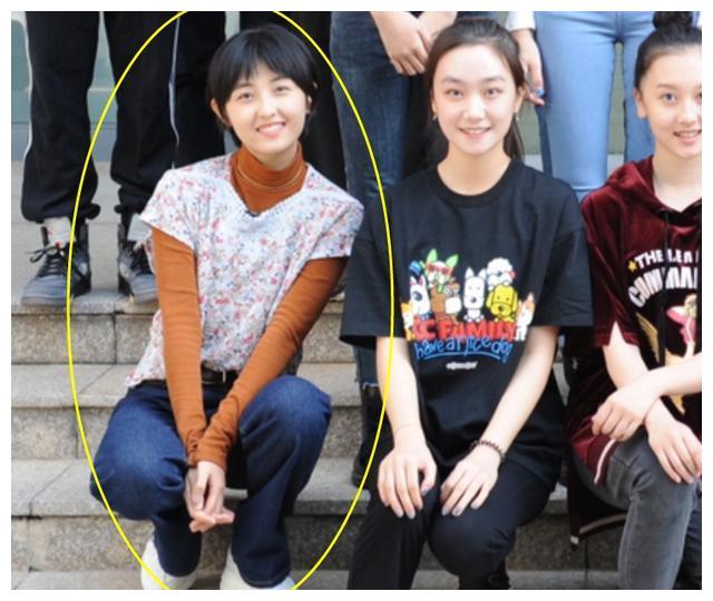 北电20级大合照曝光，张子枫一眼认出，后面两位男生也是老熟人休闲区蓝鸢梦想 - Www.slyday.coM