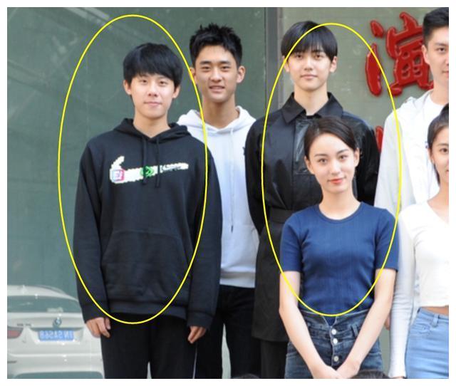 北电20级大合照曝光，张子枫一眼认出，后面两位男生也是老熟人休闲区蓝鸢梦想 - Www.slyday.coM