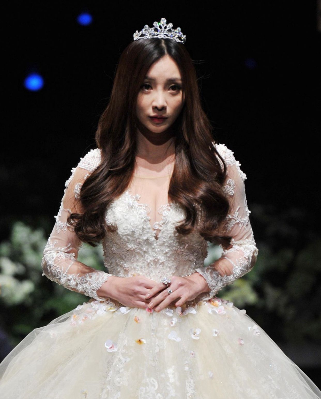 女神柳岩精致造型婚纱装的吸引人好美呀