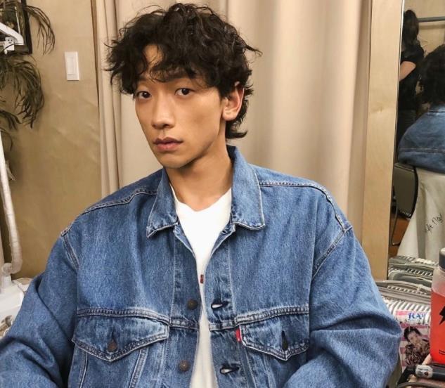 在《浪漫满屋》的那个时期,郑智薰和宋慧乔的恋爱绯闻也是传过很长的