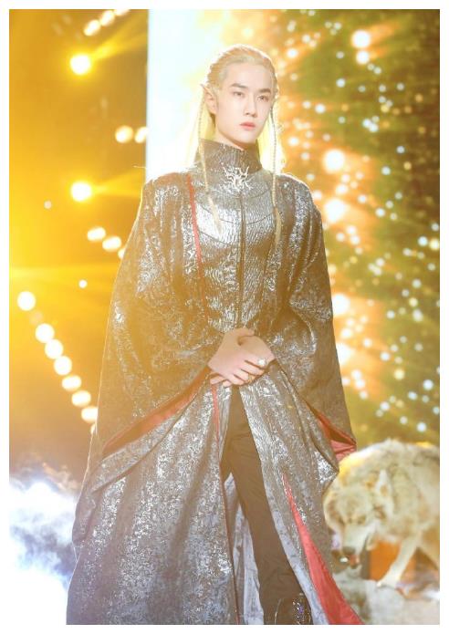 王一博cos精灵王子,银发配上尖尖的耳朵,这是什么神仙颜值?