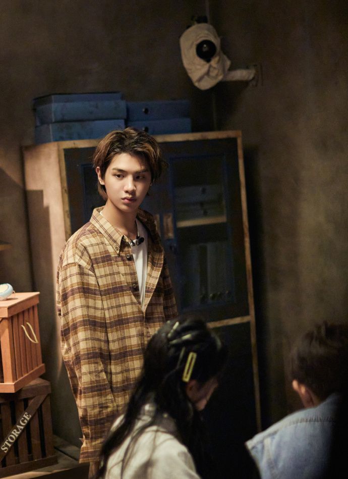 《密室大逃脱》高清剧照之复古格子衫黄明昊_高清图集_新浪网