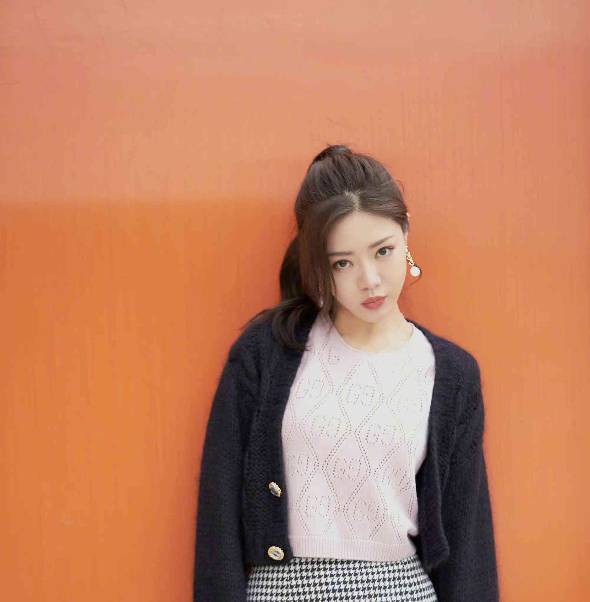 还能认出《爱情公寓》中的唐悠悠镂空无袖衫配短裙