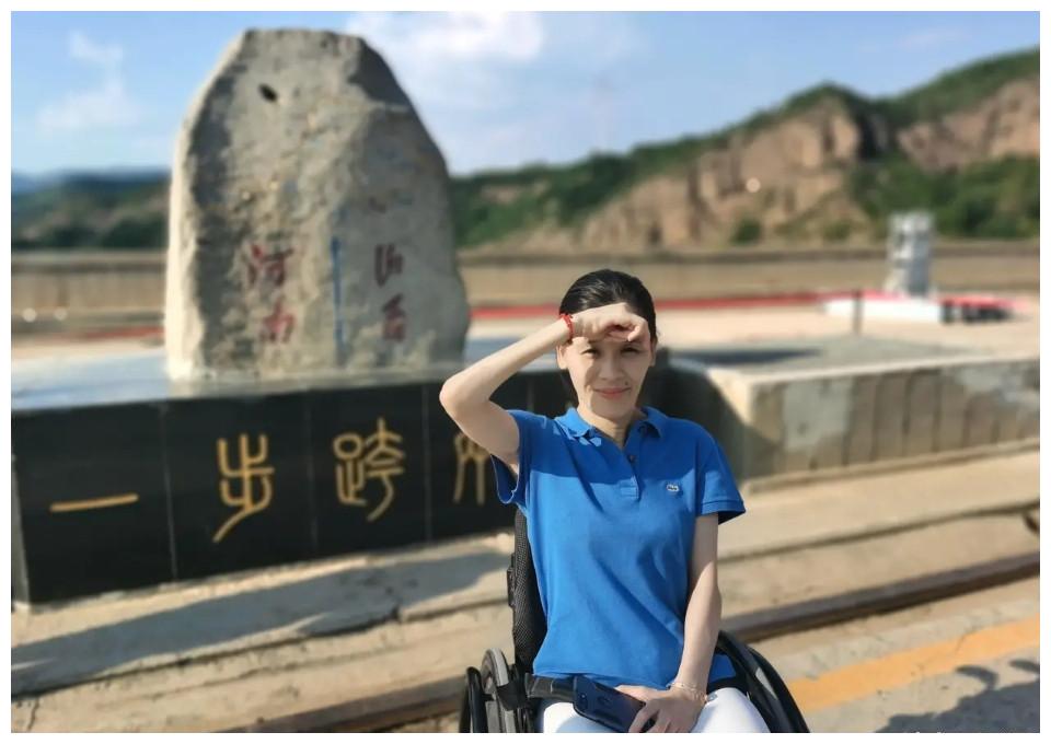 瘫痪22年桑兰游玩!脸色苍白日渐消瘦,丈夫黄健紧密相随|桑兰|黄健|黄小宝_新浪新闻