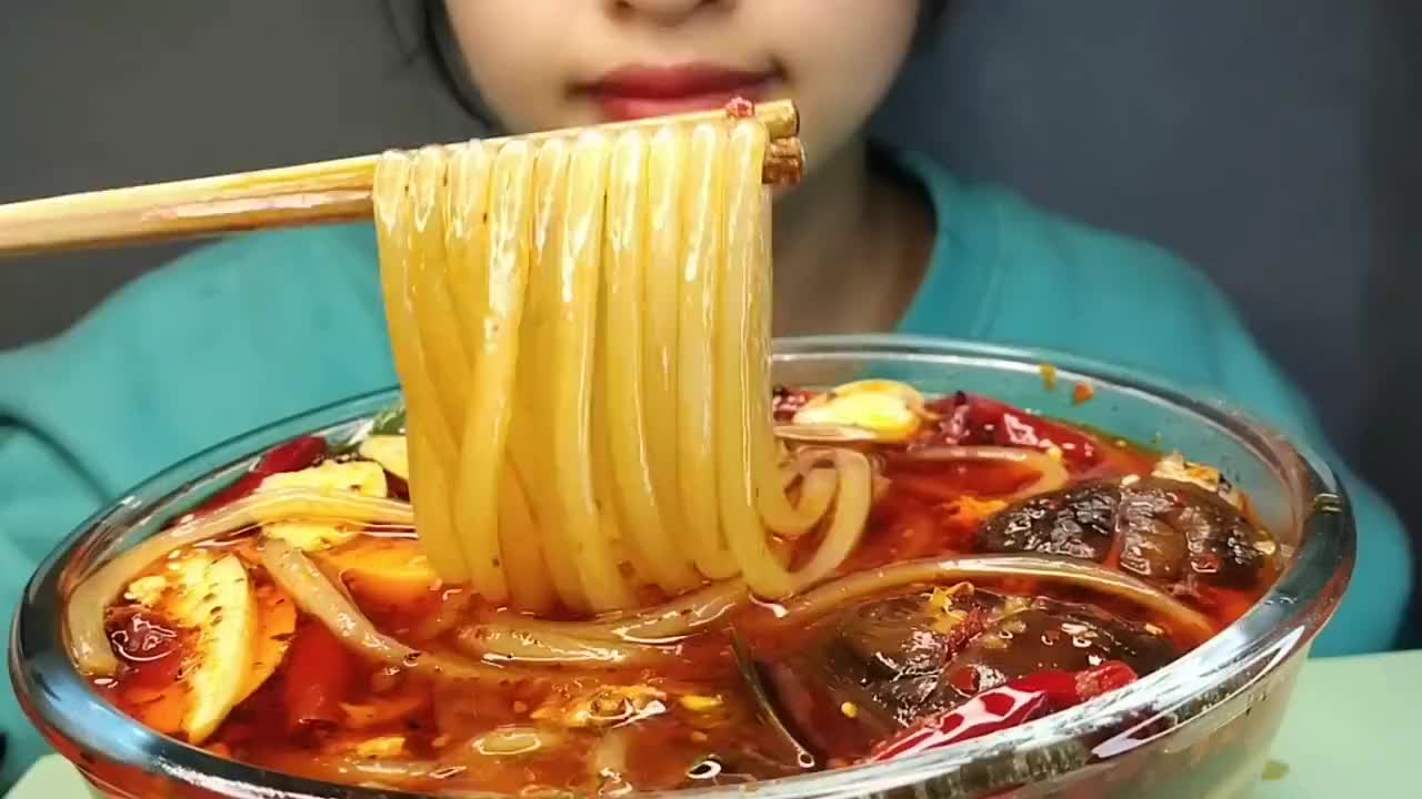 小姐姐深夜放毒吃酸辣粉,吸溜吸溜吃得真诱人!