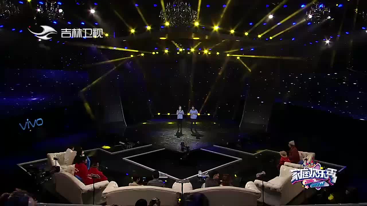 寒冬腊月夫妻组合演唱《爱是你我》,唱功太专业了!