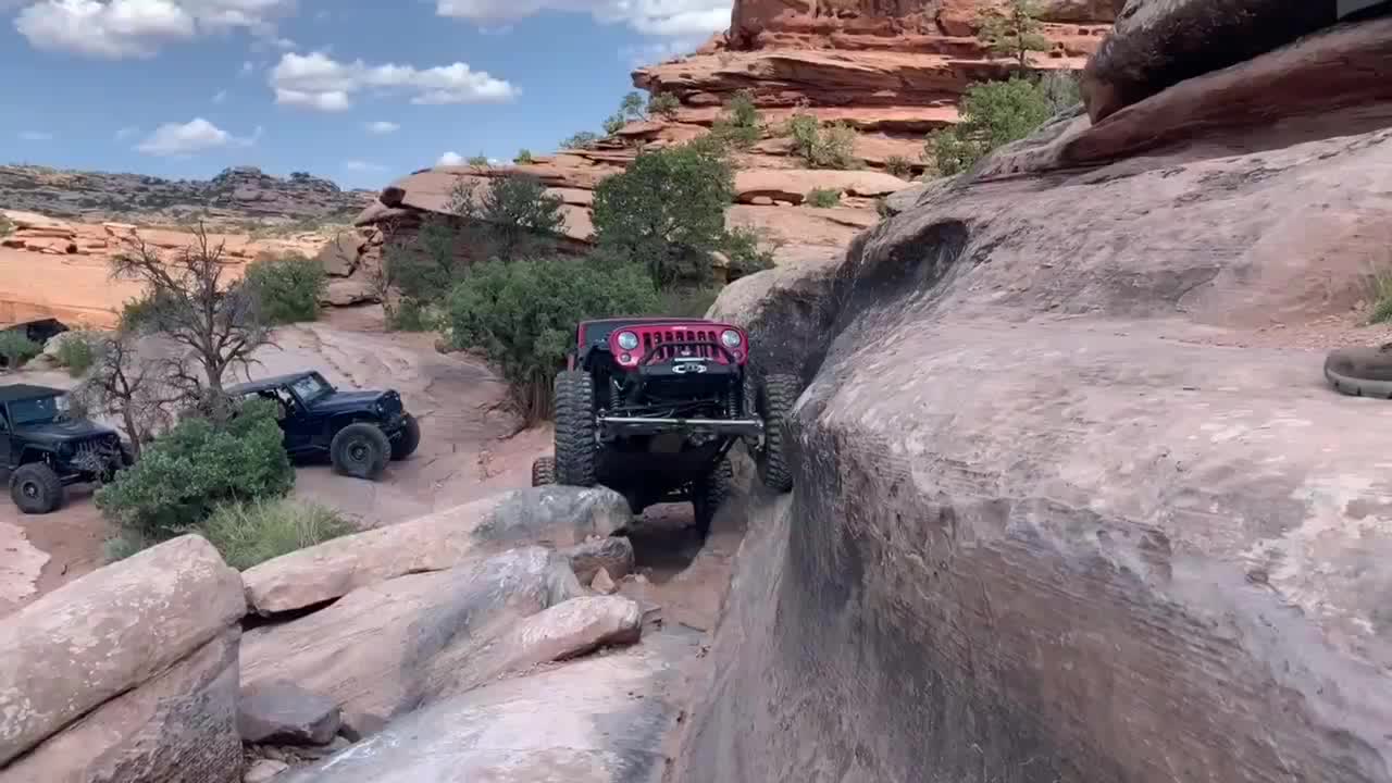 jeep牧马人爬岩石,这马力逆天了