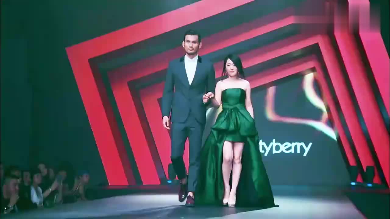 杨钰莹走秀pose太大胆,宁静:你看给岗岗吓得!谢娜惊呼!