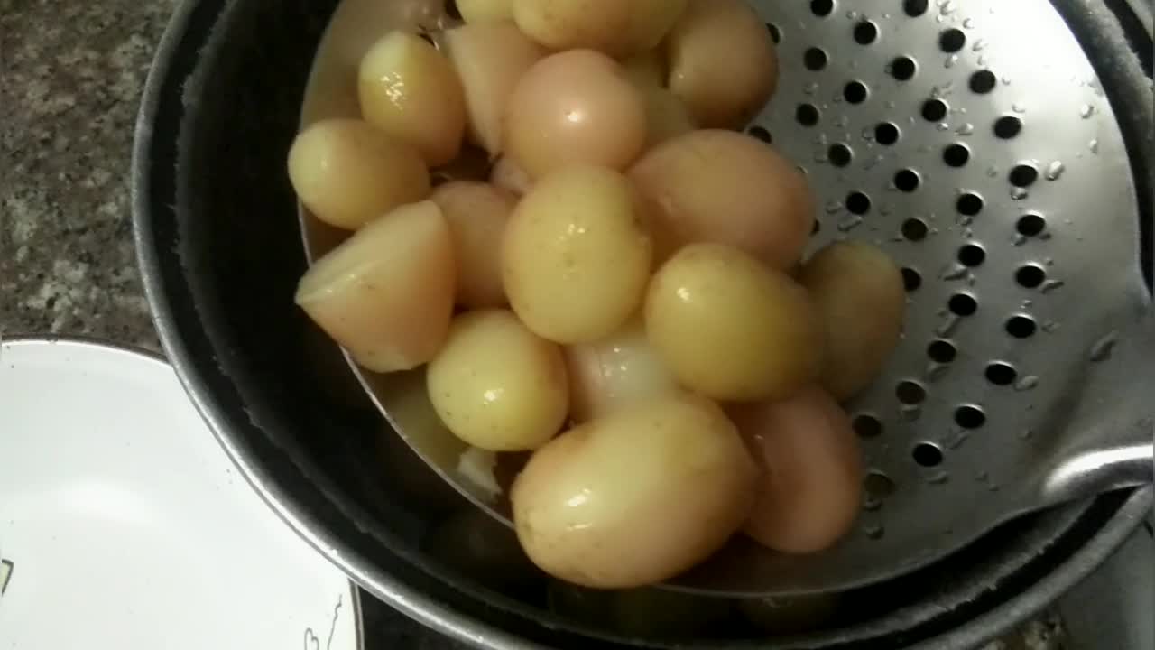 被人瞧不起的土豆蛋子,姐姐做的比肉都美味,一大盘都不够吃