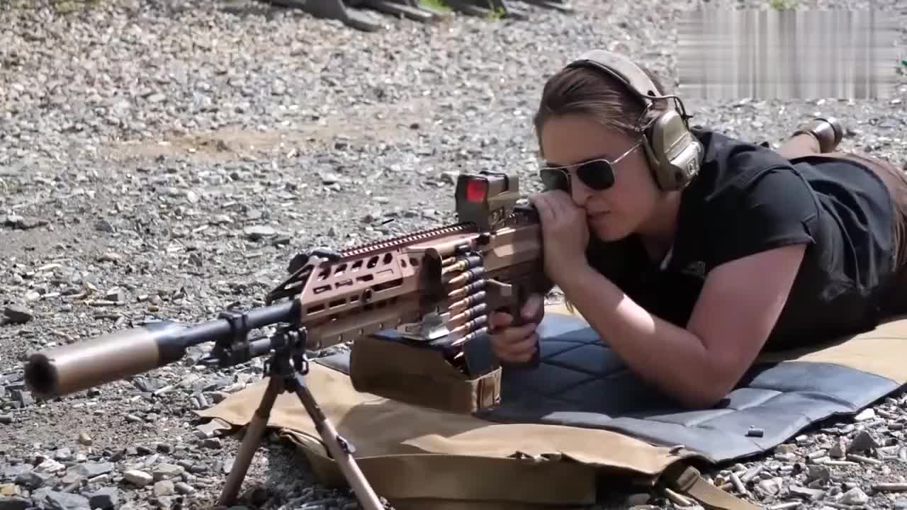 西格绍尔lmg-68机枪,采用可散式弹链供弹,配备消音器噪音很小