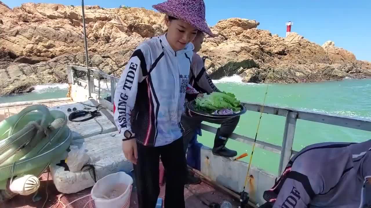 这是村花赶海最高光时刻,短短几分钟就赚几百,运气好到让人羡慕