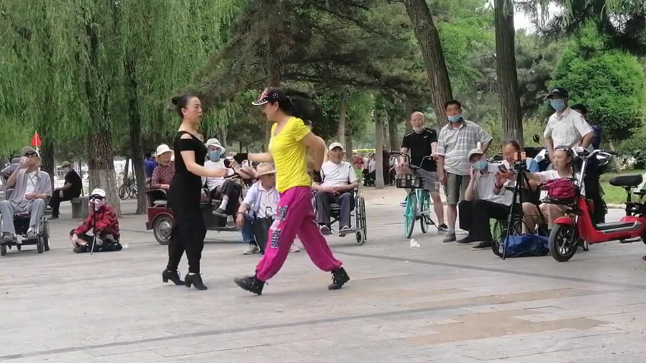 00:00 01:30 01:30 为您推荐: 王迅加入广场舞大妈队伍,与黄渤斗舞不