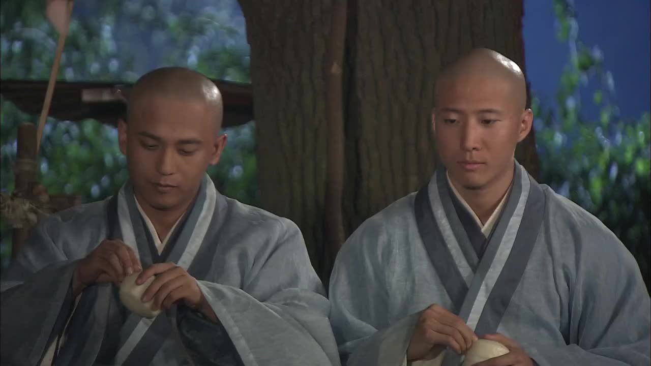 和尚吃馒头却津津有味妹子好奇也要吃谁知一进嘴就后悔了