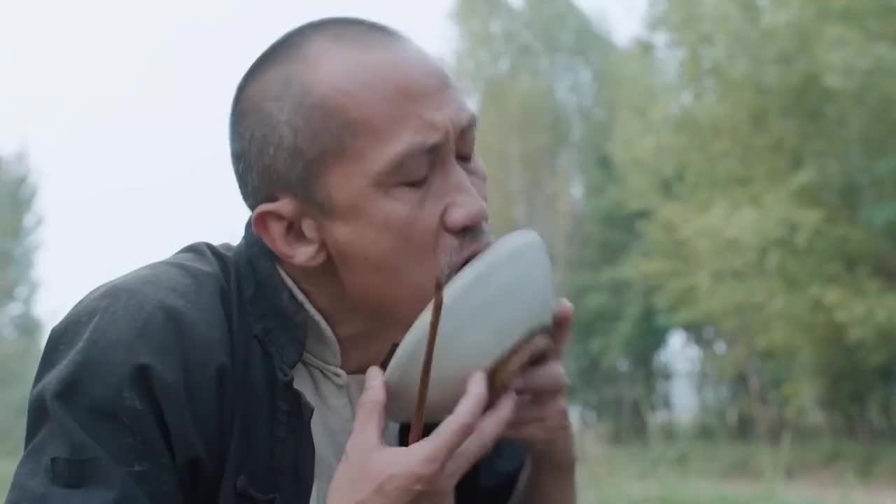 白鹿原田父让黑娃把碗舔干净黑娃十分不愿田父便拿起碗教他