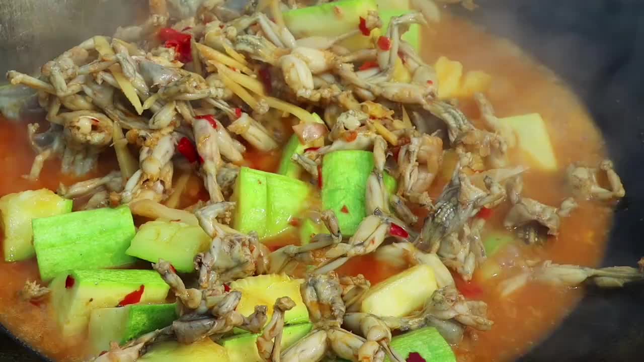 第一次吃南瓜炖田鸡4斤田鸡3斤南瓜一起炖微甜清香吃爽了