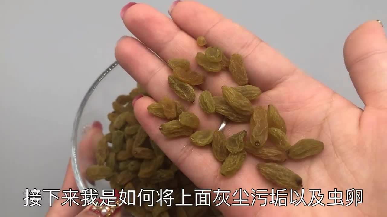 葡萄干直接吃非常脏,干货店老板简单一招,灰尘和虫卵自动跑出来