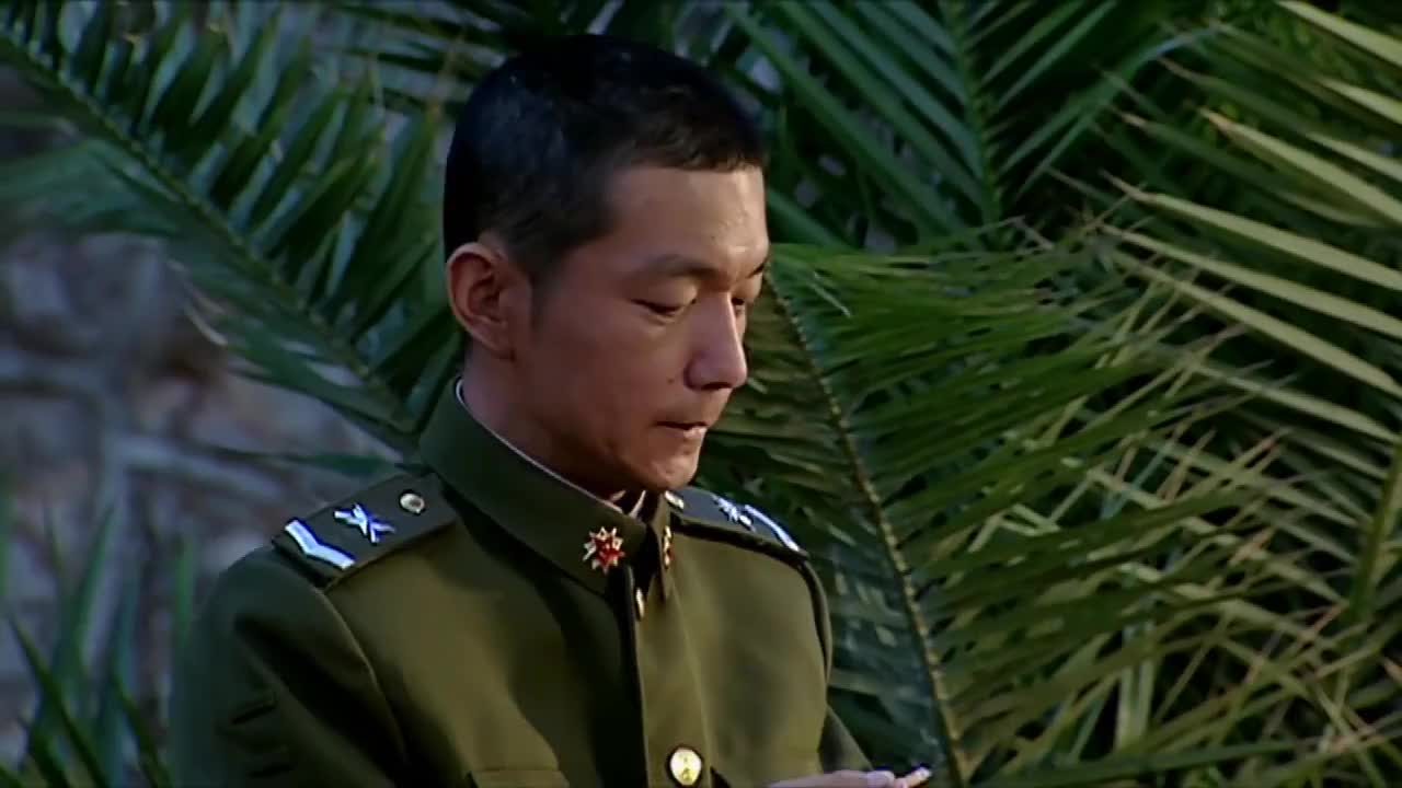 士兵突击伍六一舍不得史今一个人抽烟思念他