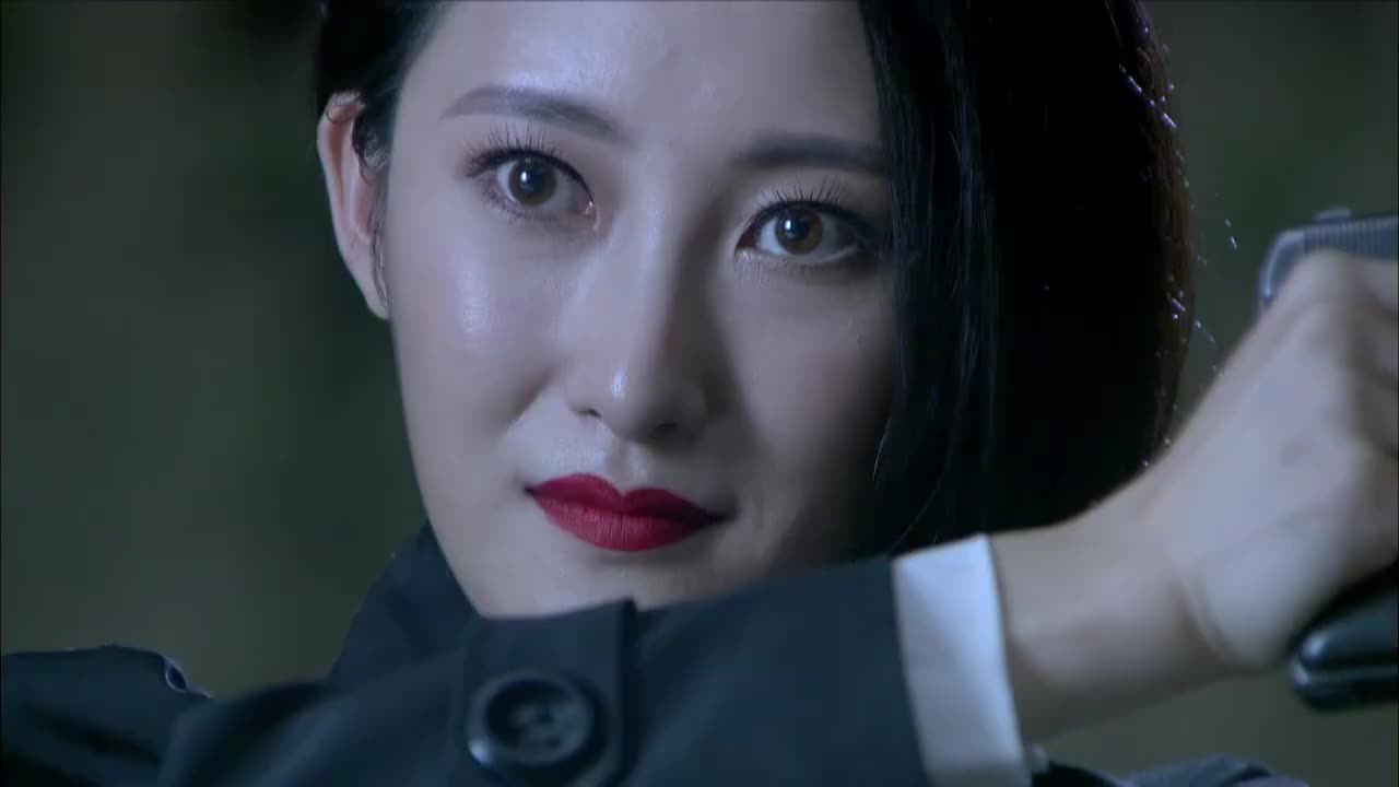 狐影乔曼为了保护雷震跟美叶子一起掉落了悬崖