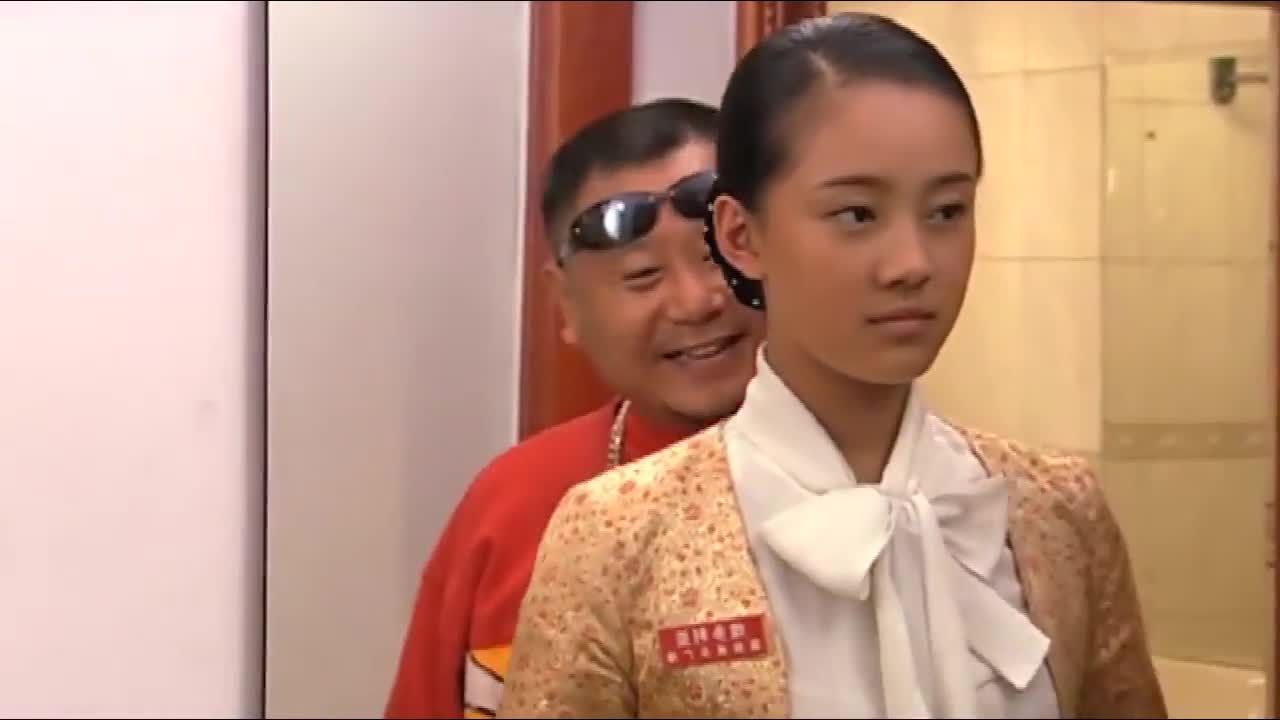 马小翠穿着维多利亚工作服彪哥见了直呼这大模特啊