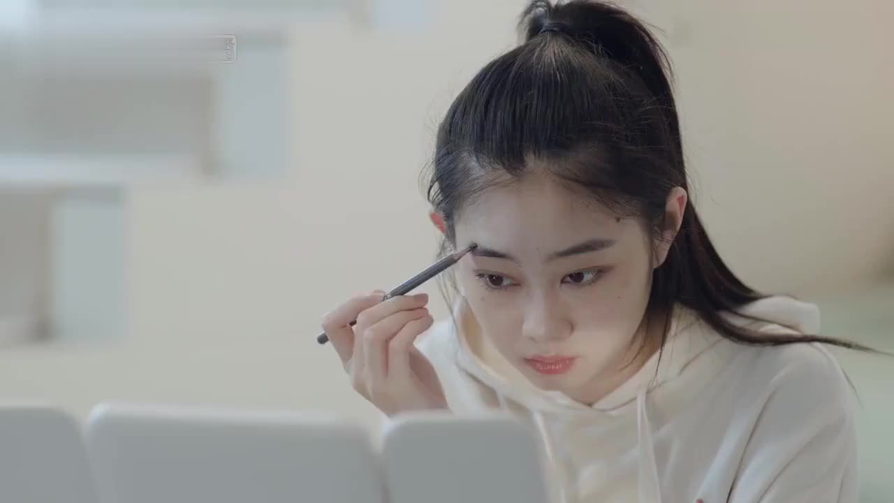 同一屋檐下为了跟陈晓伟进一步交流吴嘉雯刚起床就来找他