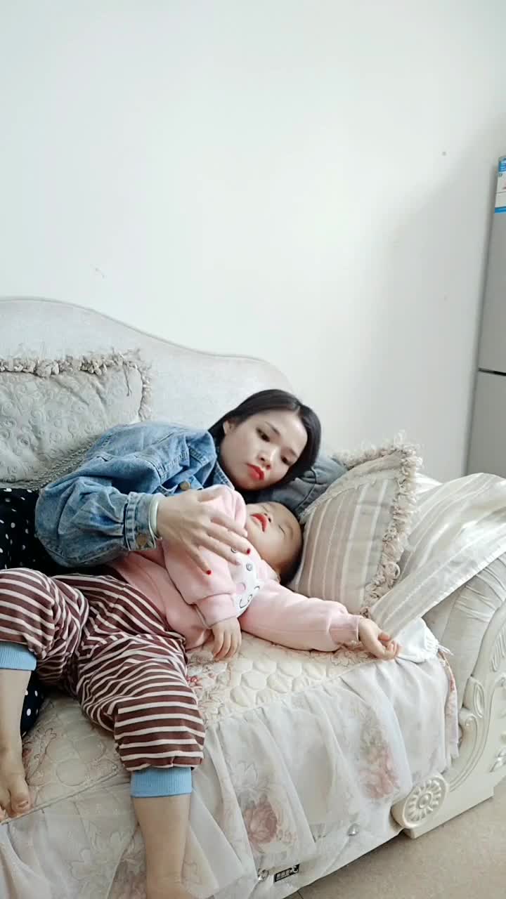 媳妇在哄孩子睡觉唱歌我在旁边听的不敢出声