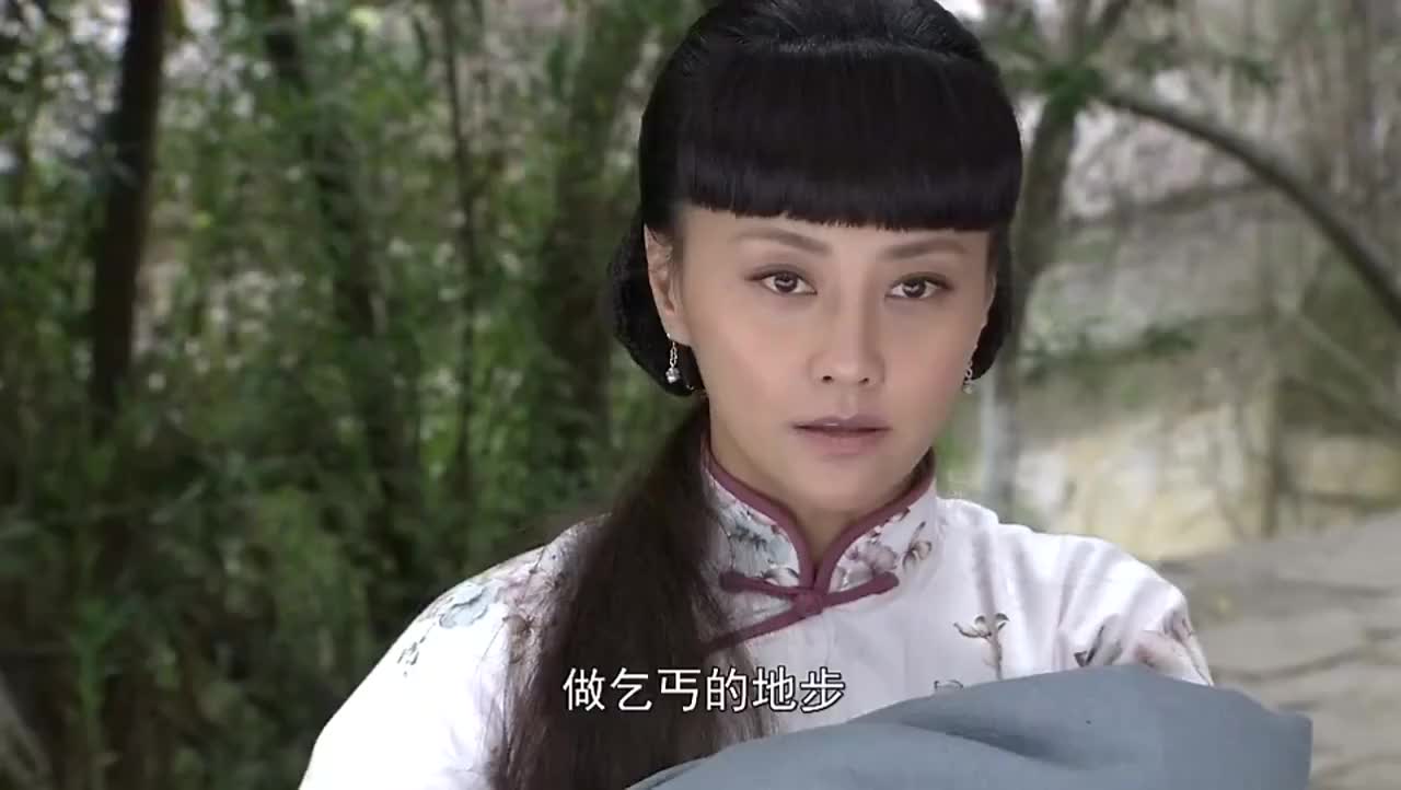 娘心彩霞刚生下孩子身体虚弱地走着结果晕倒在一户人家门外