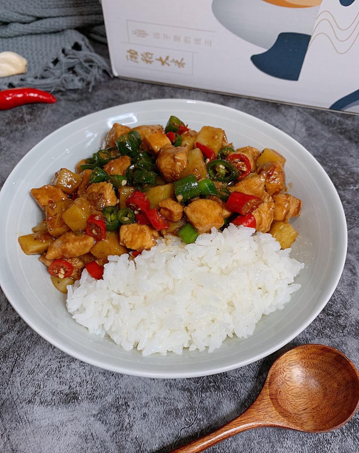 土豆鸡肉盖浇饭,加入了黑胡椒之后,味道太赞了,吃了还想吃