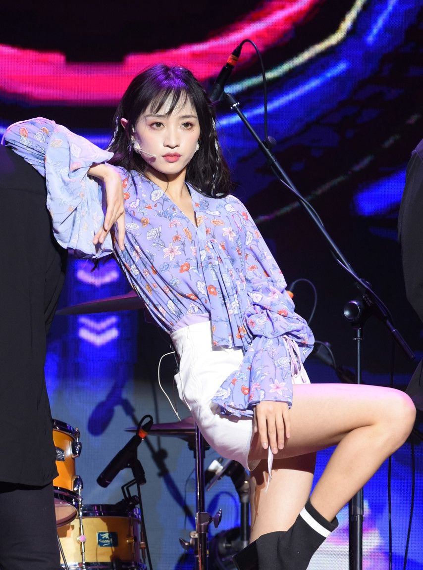 黄婷婷身穿印花衬衣搭配热裤,少女感十足