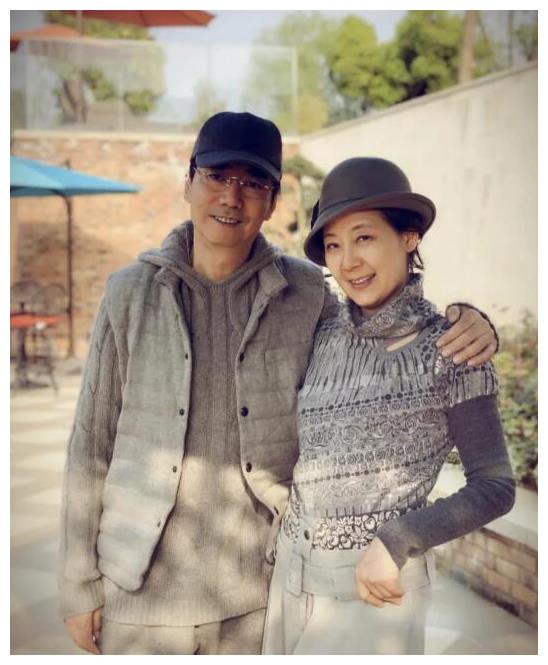 范明妻子晒美照气质出众夫妻相拥幸福满满笑容灿烂心情好