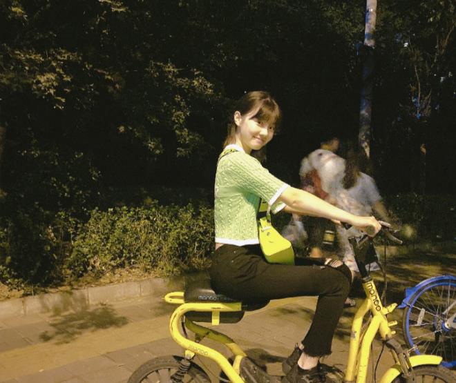 王鹤润的侦探服看起来就很睿智搭配一顶前进帽复古酷帅