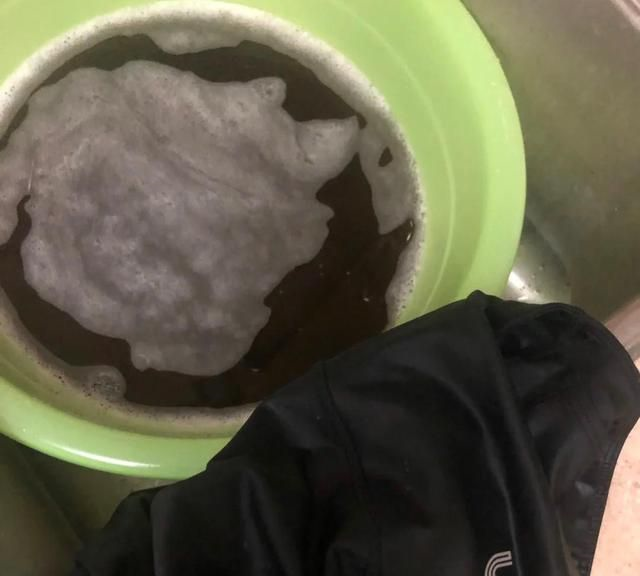 黑裤子掉色严重怎么办试试这样做轻松补救