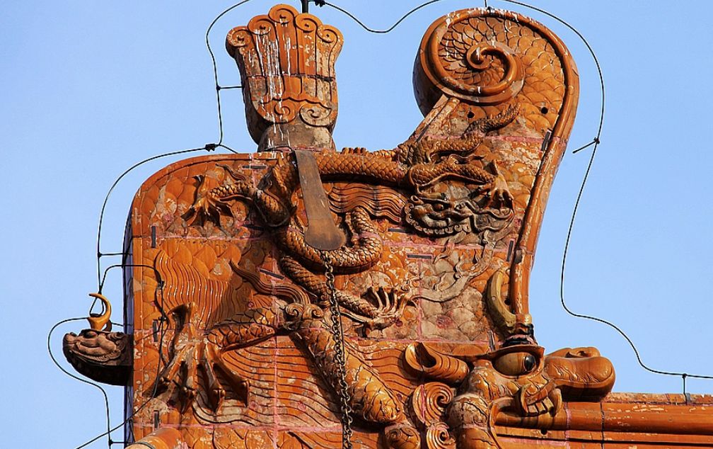 故宫太和殿 正脊两端各有一只鸱吻 国内古建中最大的一对!