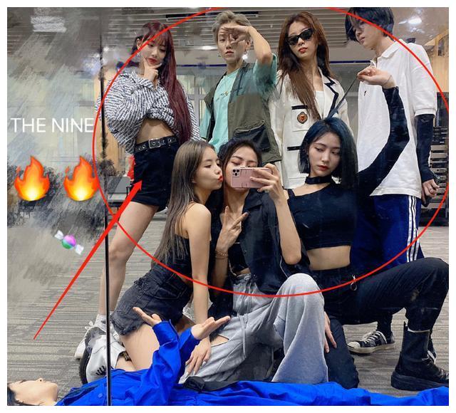 谢可寅晒the9训练照,大家一起合影,找了半天愣是没