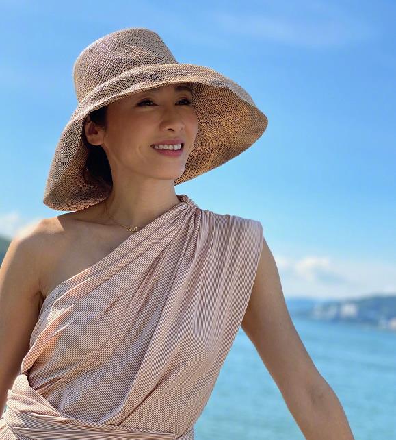 48岁的黎姿状态真好身穿斜肩连衣裙去度假猜不出真实年龄