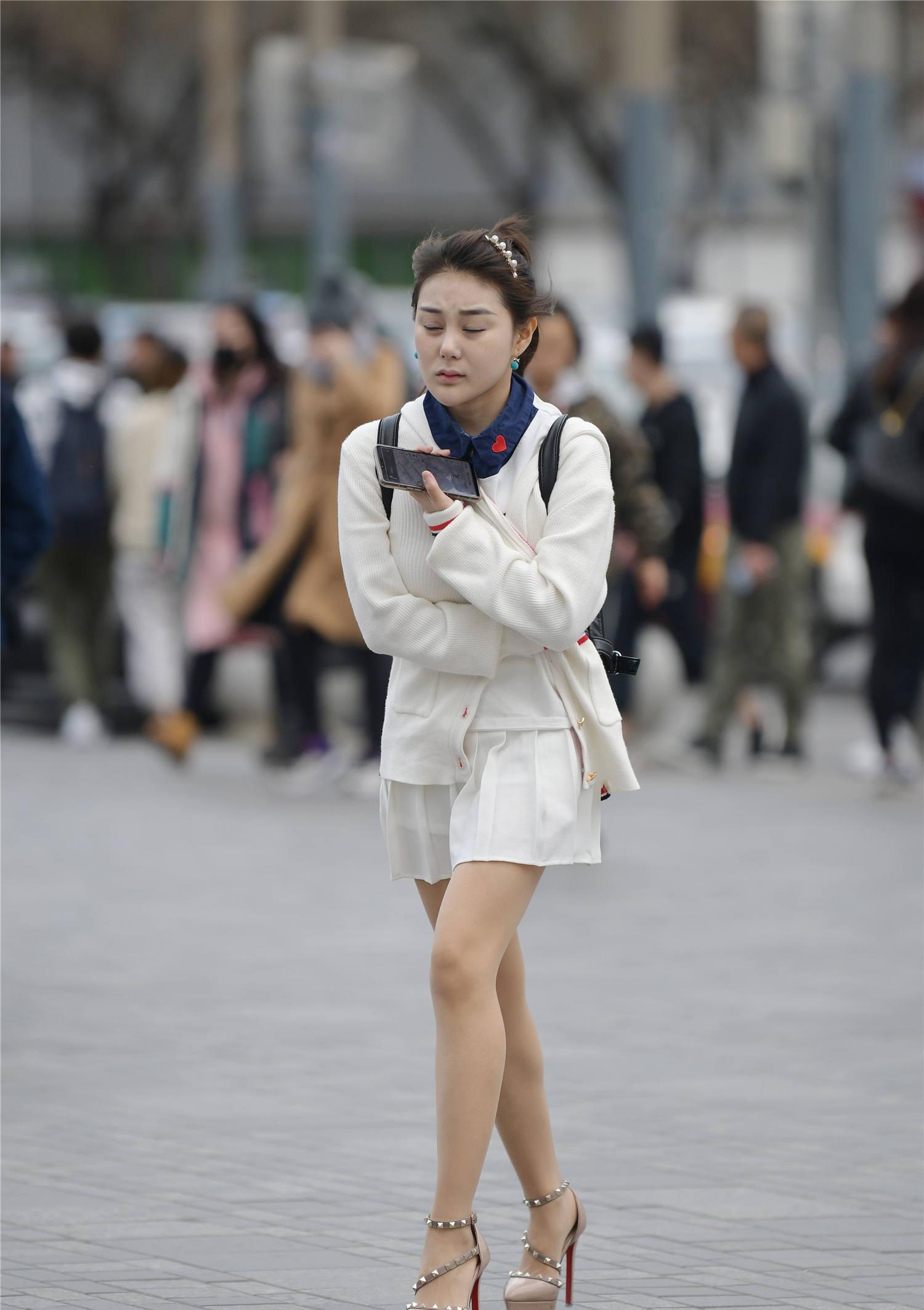 10多厘米的细高跟,还好有防水台,搭配白色百褶裙衬托气质