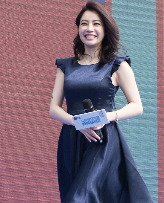 图一是女神徐怀钰,唱歌的样子,女人味十足!