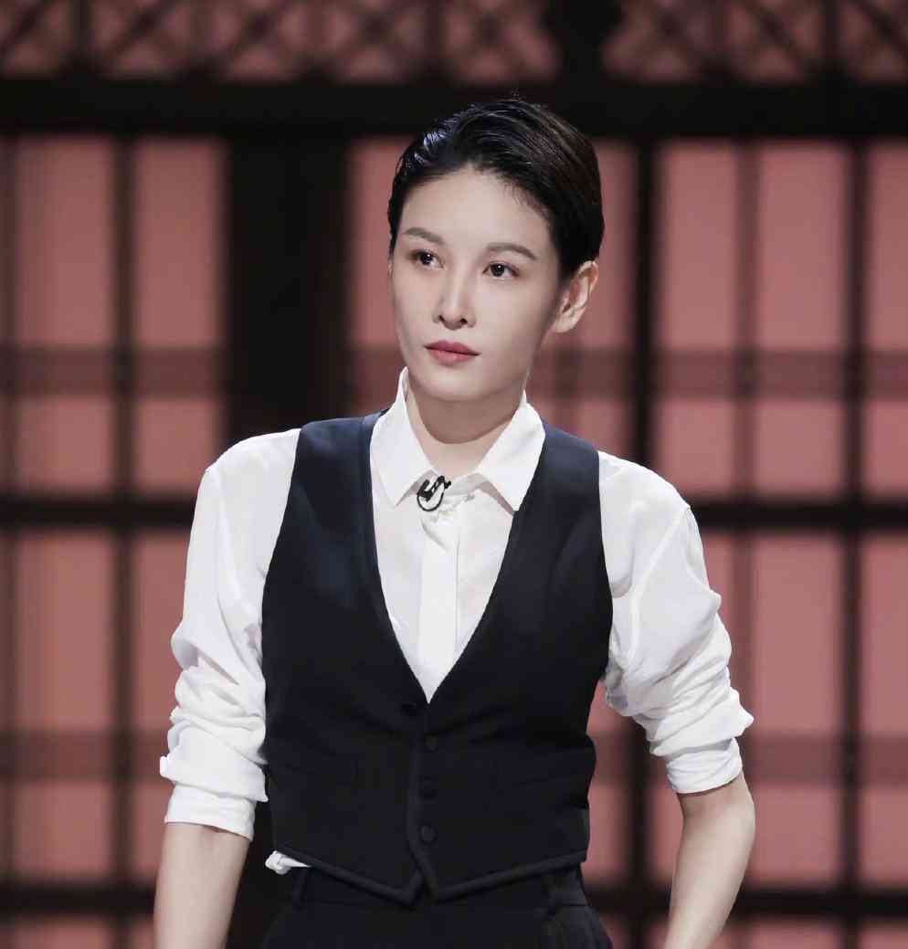 张蓝心帅起来没男生什么事白衬衫黑马甲配短发走路都这么霸气