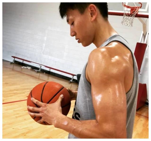 除了优秀的成绩让人讶异之外,他的双臂肌肉也让无数篮球爱好者惊叹.