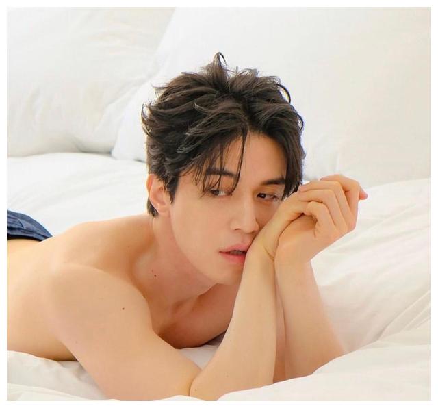 38岁李栋旭肉肉男变身牛奶雕像,数十年每天保持运动两小时