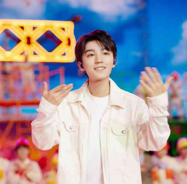 王俊凯现身七一晚会白色套装清爽大气青春活力炸裂