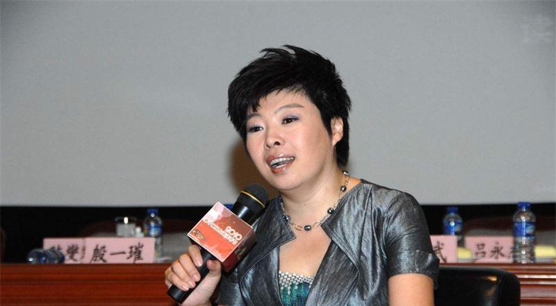 曾是央视知名主持人,因耍大牌被轰下台,如今落魄如农村妇女