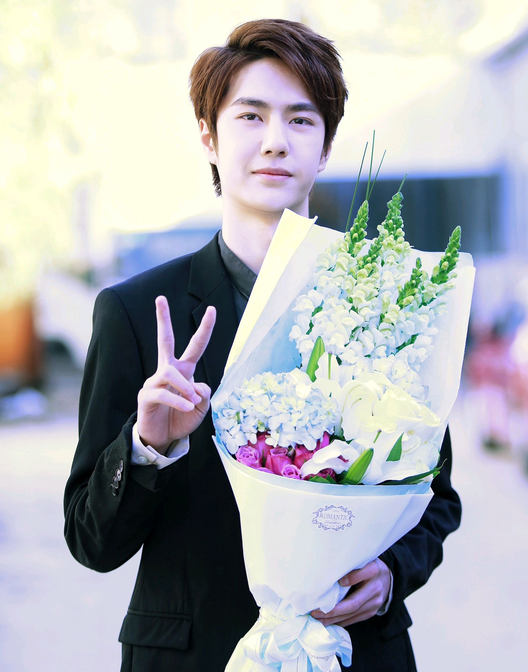 1 / 9 王一博:剪刀手的捧花少年!