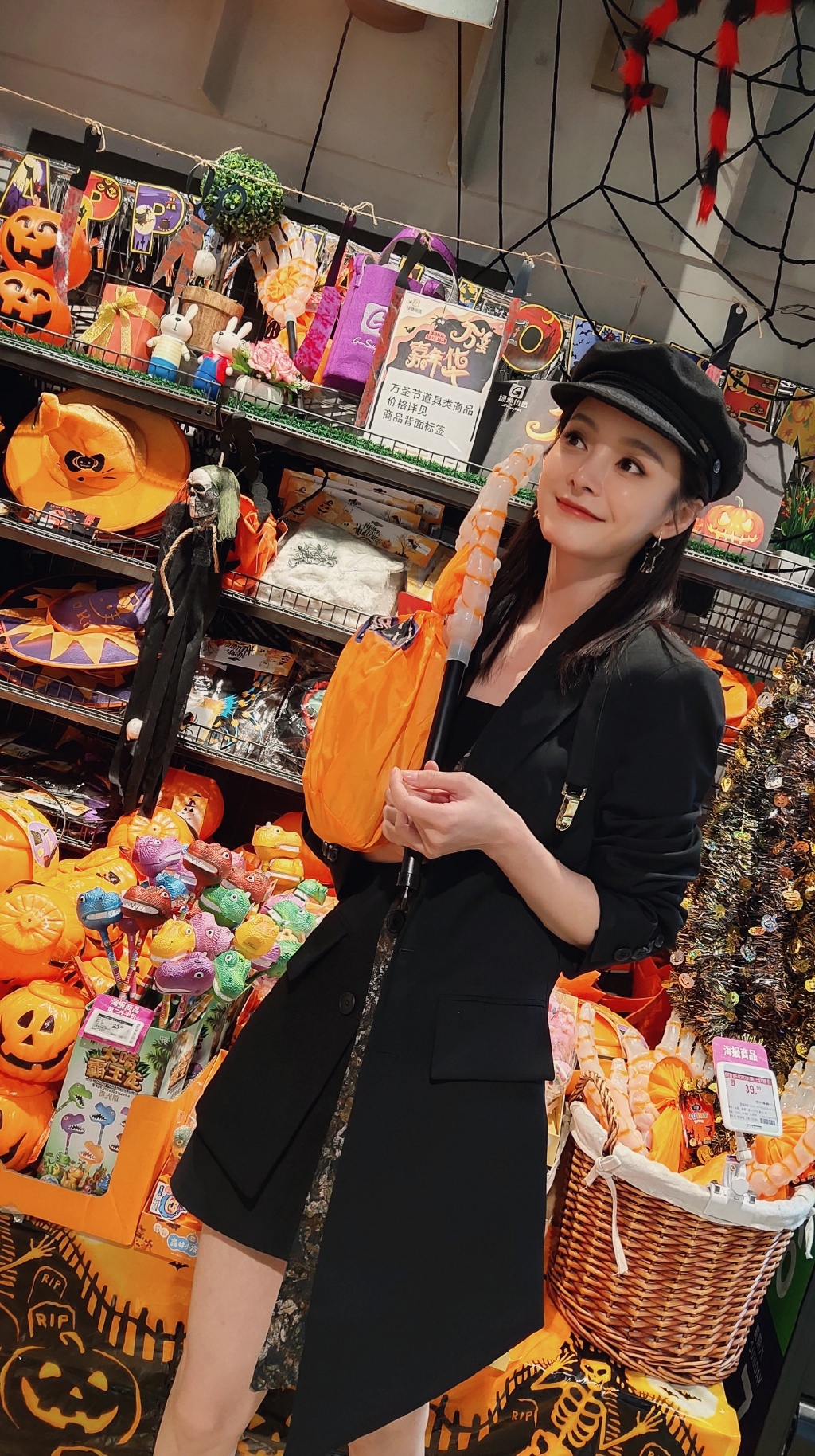 《大江大河》她演王凯初恋,穿黑裙拍写真,美得优雅又高贵