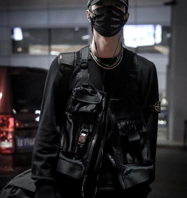 全黑look太有霸道总裁的既视感了~所有的黑色帽子,黑色长袖,黑色休闲