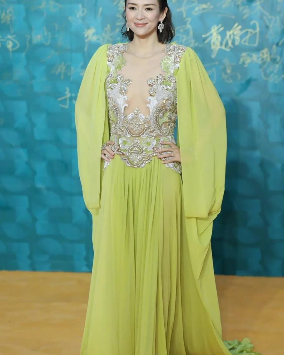 章子怡生二娃后更放得开,一袭绿色薄纱连衣裙,高级感很难被超越