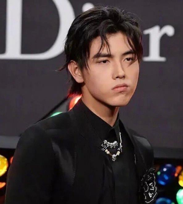 陈飞宇"长残"引热议,穿西装现身凸嘴太明显,都经历了啥?