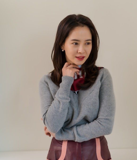 近日,韩国女神宋智孝一组为电影《入侵者》宣传的新闻采访图公开,照片